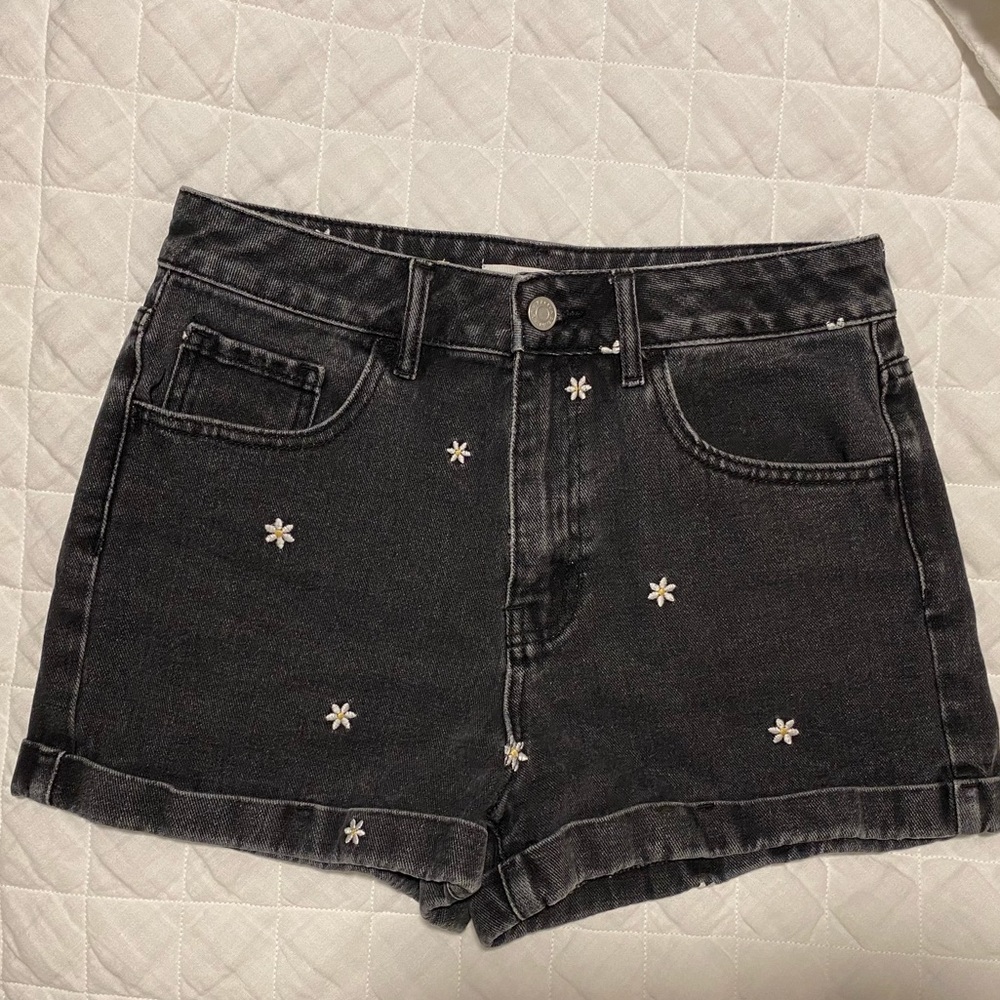 PacSun black daisy denim shorts!!